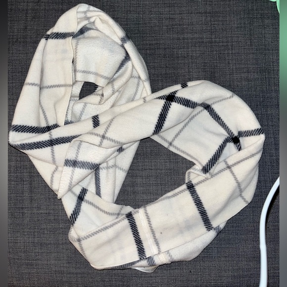 💛 $3 if bundle- Infinity scarf - Picture 2 of 5